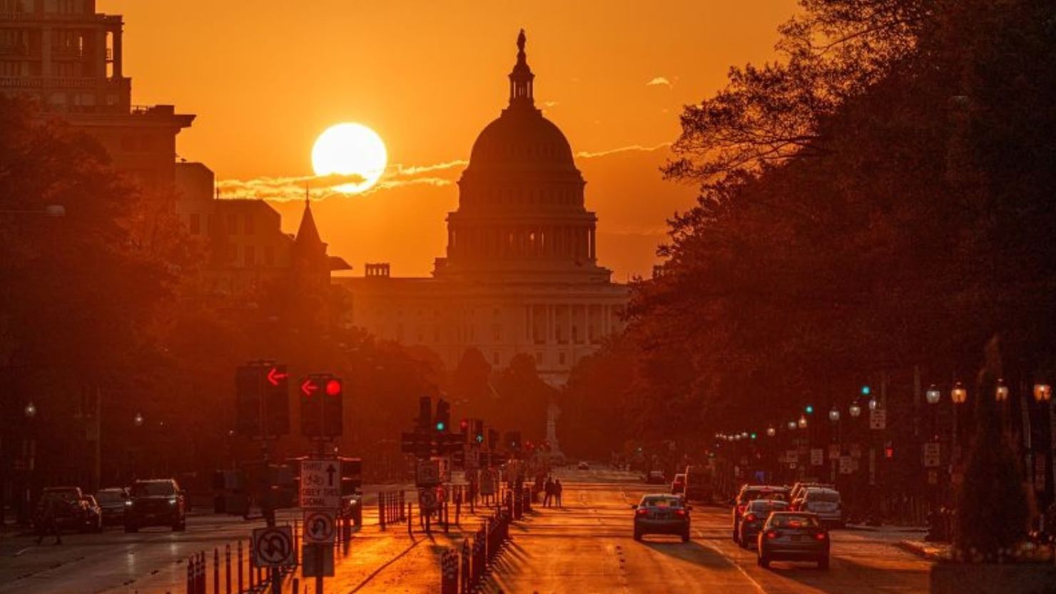 El sol sale detrás del edificio del Capitolio de EE. UU. el 26 de octubre, en ciudad de Washington