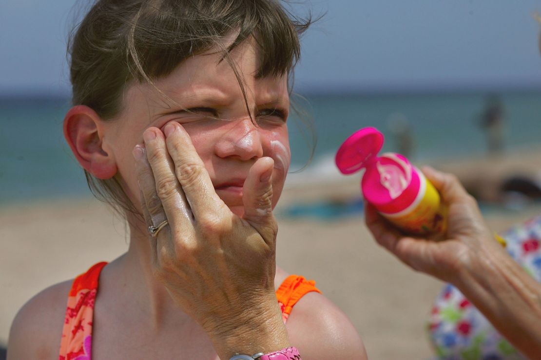 Las personas expuestas al sol deben buscar protectores solares resistentes al agua, con un factor de protección solar (SPF) de 30 o superior.