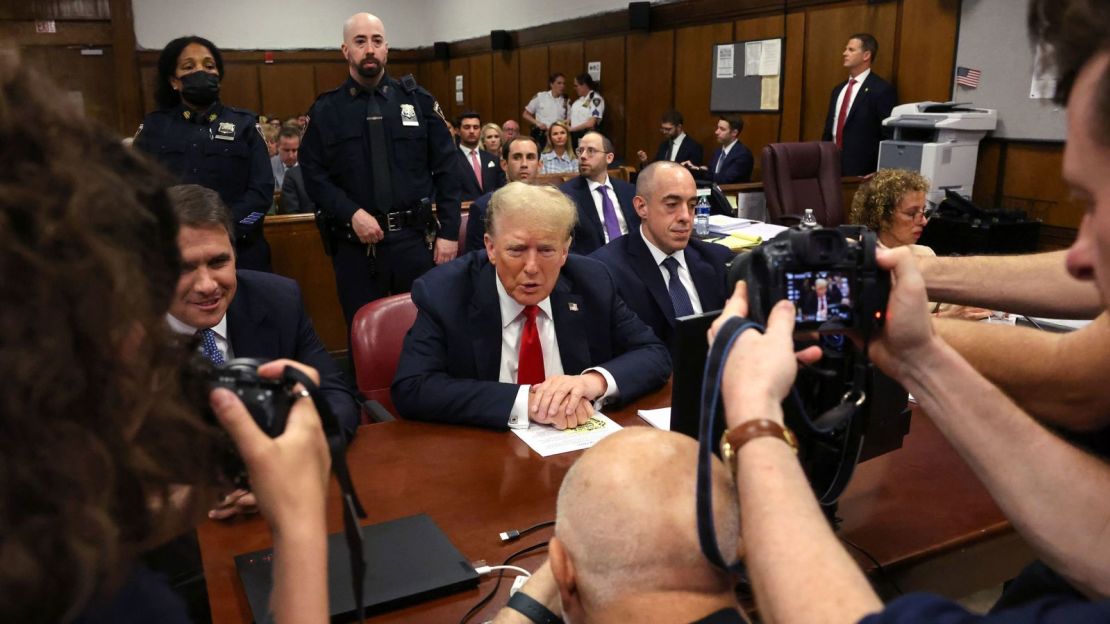 Donald Trump comparece ante el tribunal con sus abogados Todd Blanche, Emil Bove y Susan Necheles para su juicio por el silencio de sus seguidores en el Tribunal Penal de Manhattan el 28 de mayo en la ciudad de Nueva York.