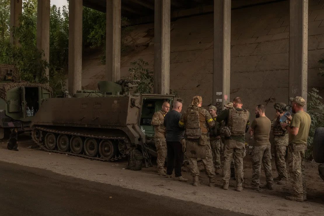 Soldados ucranianos esperan abordar un vehículo blindado de transporte de personal M113 de fabricación estadounidense para partir hacia el frente, en un área no revelada en la región oriental de Donetsk, el 5 de agosto de 2024. Roman Pilipey/AFP/Getty Images