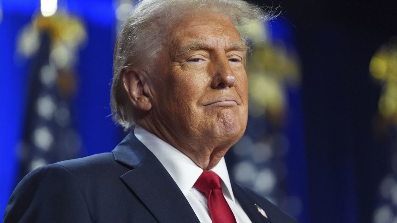 Trump llega a una fiesta de observación de la noche electoral en el Centro de Convenciones de Palm Beach, Florida, el miércoles. Crédito: Evan Vucci/AP