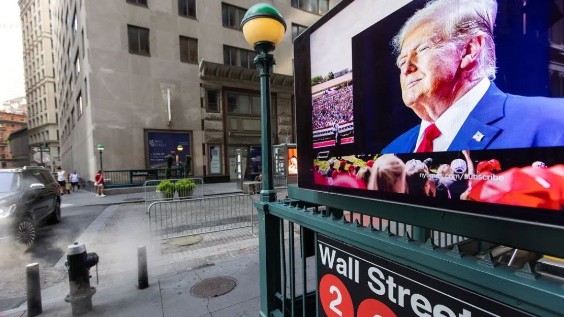 Una pantalla muestra una imagen del expresidente estadounidense Donald Trump en una estación de metro de Wall Street. (Foto: Michael Nagle/Bloomberg/Getty Images).