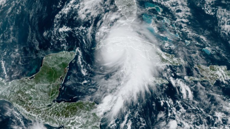 El huracán Rafael de categoría 3 se aproxima a Cuba este miércoles por la tarde. Crédito: CIRA/RAMMB