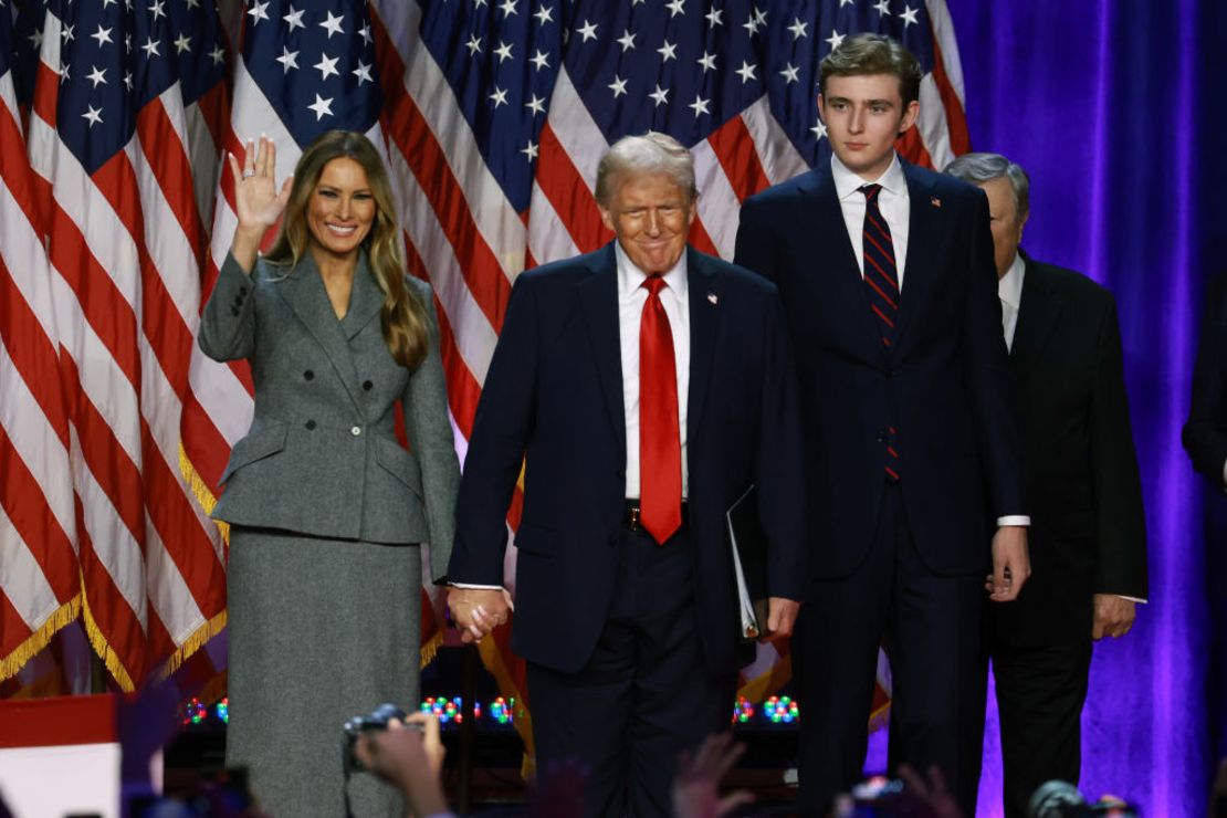 El expresidente de Estados Unidos Donald Trump llega para hablar con la ex primera dama Melania Trump y Barron Trump durante un evento de la noche electoral en el Centro de Convenciones de Palm Beach el 6 de noviembre en West Palm Beach, Florida.