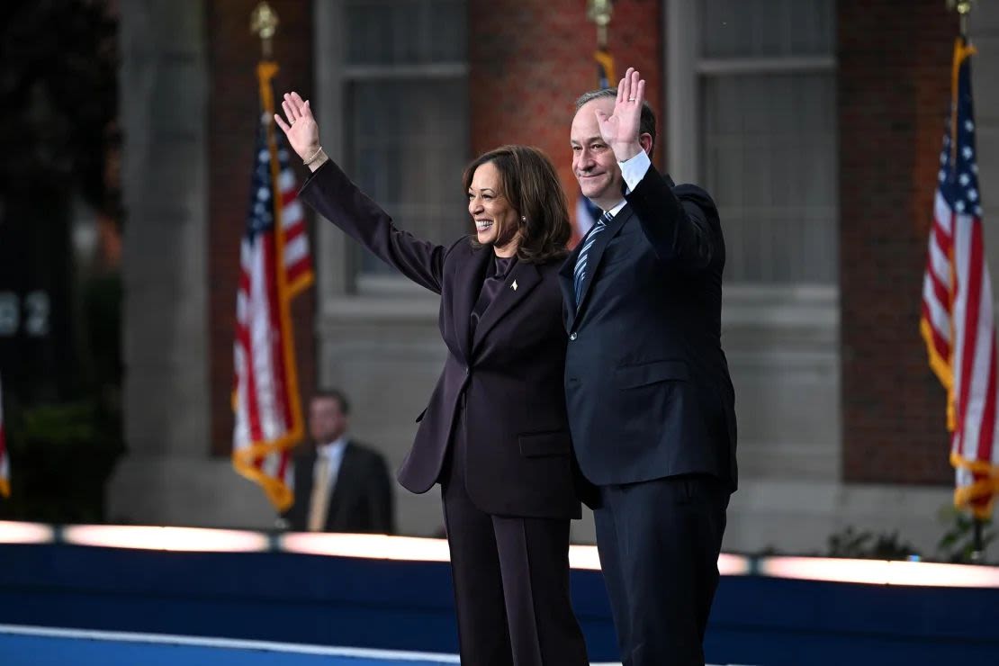 La vicepresidenta Kamala Harris y el segundo caballero Doug Emhoff en la Universidad Howard en Washington el miércoles 6 de noviembre de 2024. Crédito: Austin Steele/CNN