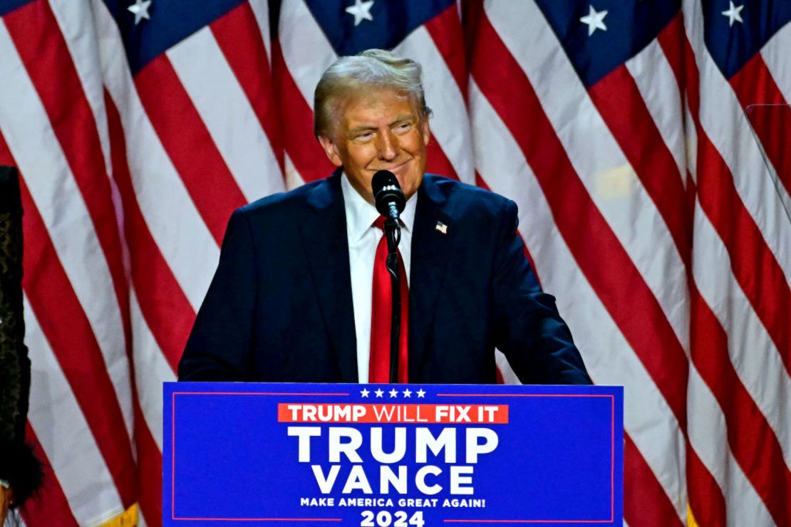 Donald Trump habla durante un evento de la noche electoral en el Centro de Convenciones en West Palm Beach, Florida, el 6 de noviembre de 2024.