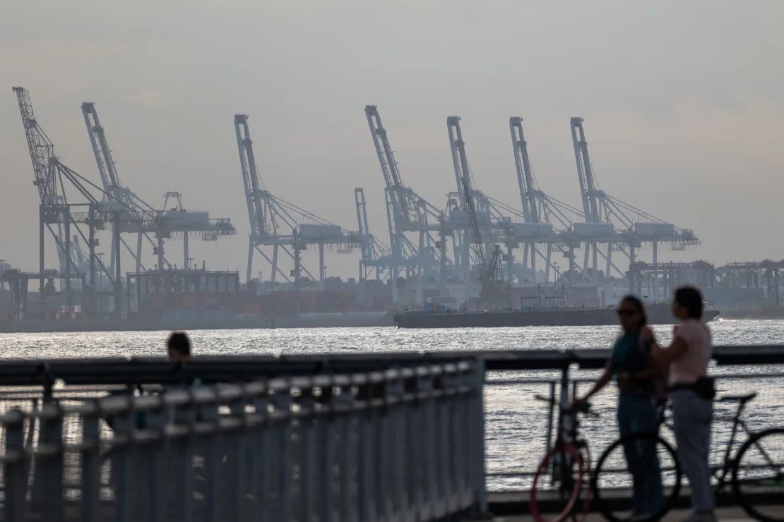 Grúas utilizadas para transportar contenedores en el puerto de Newark en Nueva Jersey, fotografiadas el 30 de septiembre de 2024. (Foto: Spencer Platt/Getty Images).