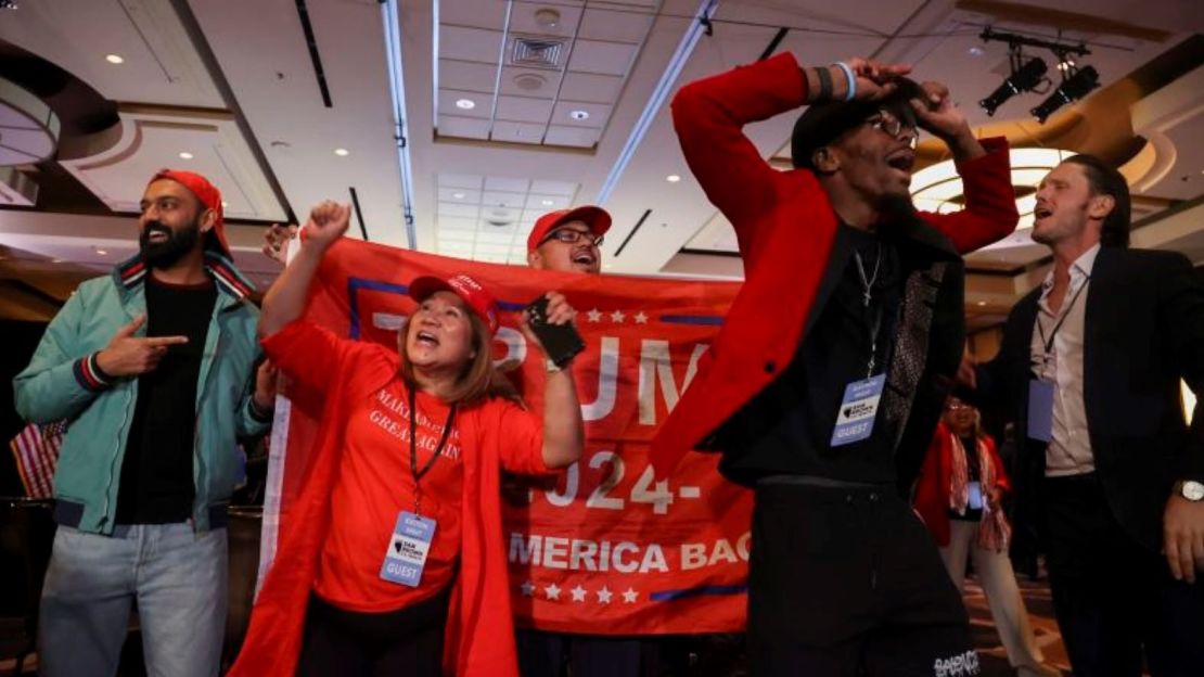 Seguidores de Trump celebran los resultados electorales en Las Vegas.