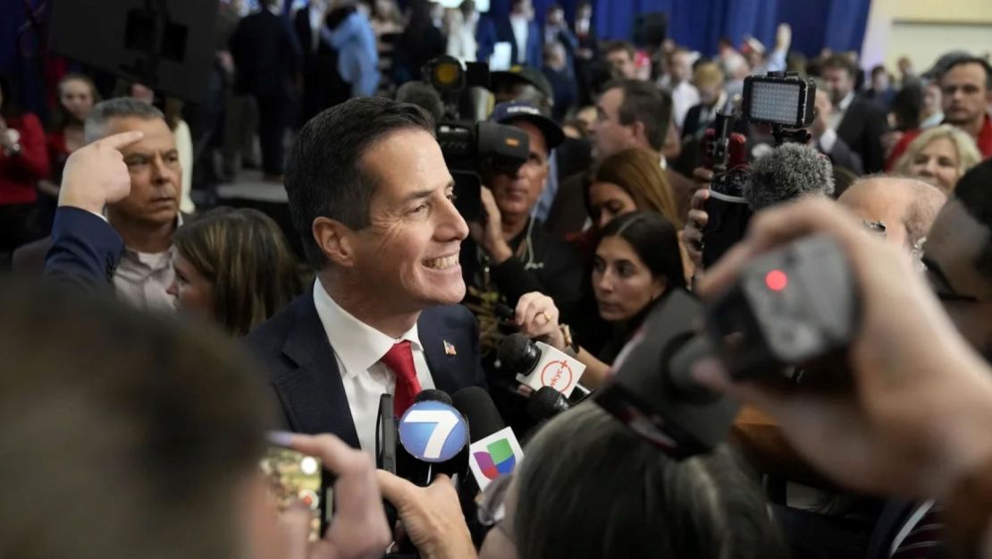 El candidato republicano al Senado por Ohio, Bernie Moreno, durante una fiesta de observación en la noche de las elecciones en Westlake, Ohio.