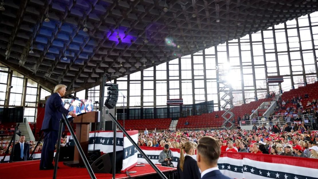 El expresidente Donald Trump habla durante un mitin de campaña en el J.S. Dorton Arena el 4 de noviembre de 2024, en Raleigh, Carolina del Norte.