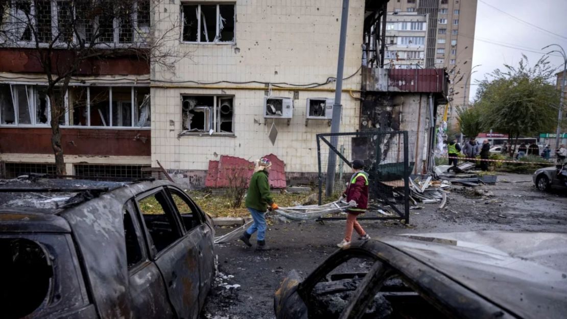 Trabajadores retiran escombros de un edificio de apartamentos que resultó dañado durante un ataque con drones rusos en Kyiv, Ucrania, el 29 de octubre de 2024.