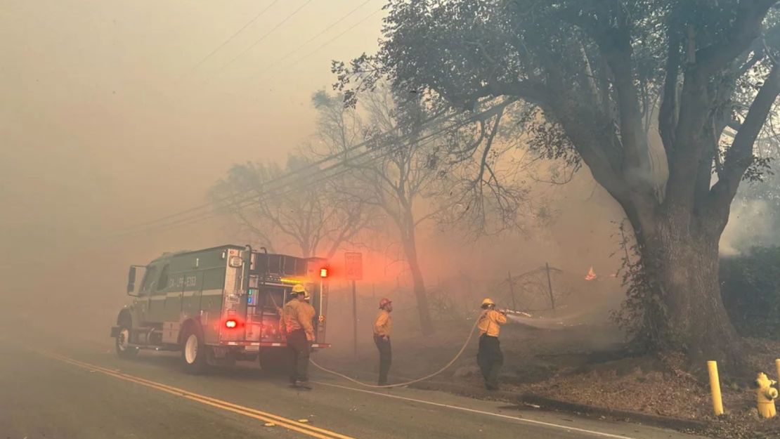 Los bomberos trabajan para contener el incendio Mountain el miércoles.