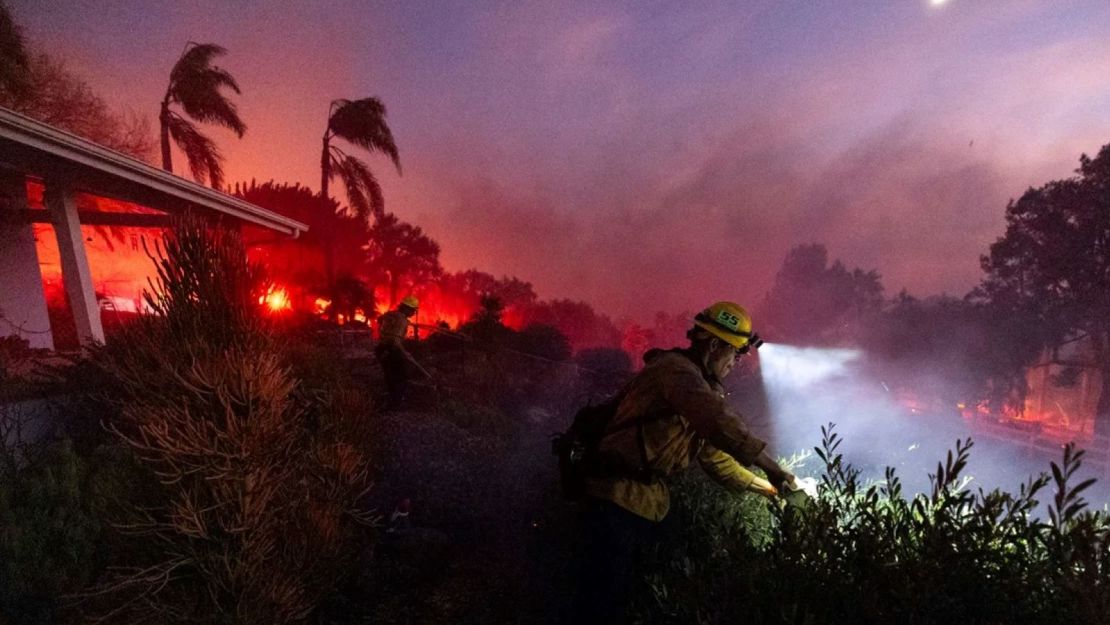 California está siendo azotada por poderosos vientos que avivaron el incendio Mountain, el cual destruyó viviendas y obligó a cientos de residentes a evacuar en el condado Ventura.