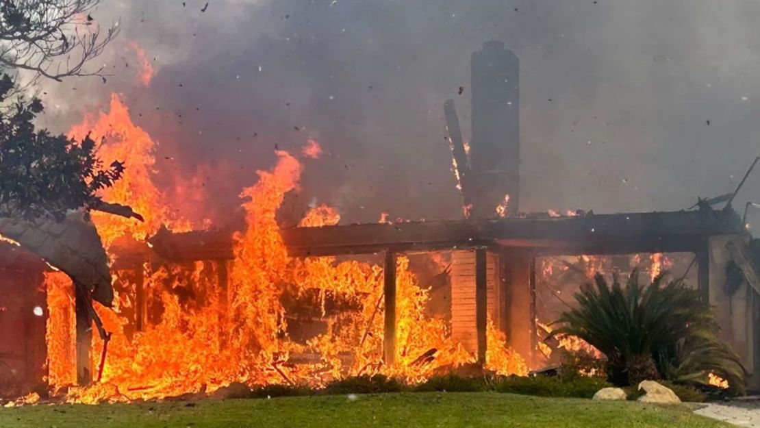 El incendio Mountain en el condado Ventura, California, ha dañado o destruido varias viviendas, informaron las autoridades.