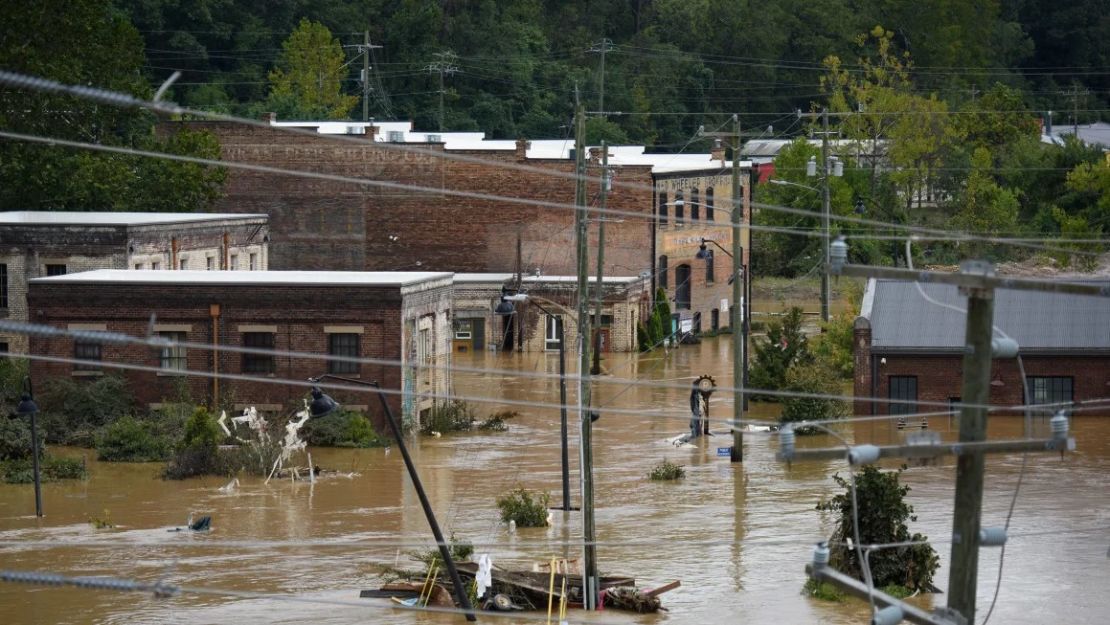 Las fuertes lluvias causadas por el huracán Helene causaron inundaciones y daños sin precedentes a finales de septiembre en Asheville, Carolina del Norte. Melissa Sue Gerrits/Getty Images