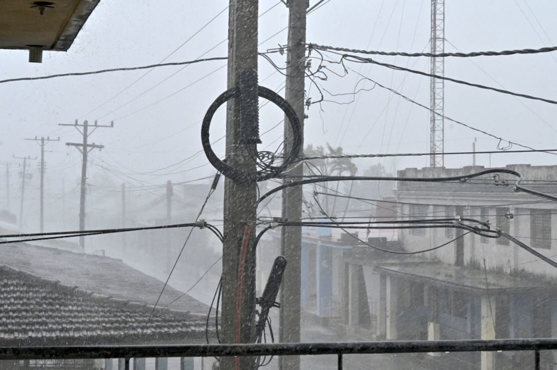 Se observan fuertes lluvias después de la llegada del huracán Rafael a tierra en Pueblo Candelaria, provincia de Artemisa, a 65 km al oeste de La Habana, el 6 de noviembre de 2024. ADALBERTO ROQUE/AFP vía Getty Images