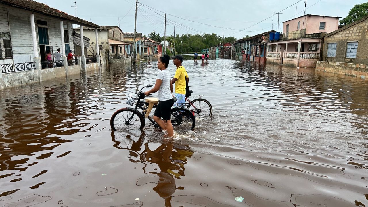 La gente camina por una calle inundada después del paso del huracán Rafael en Batabano, provincia de Mayabeque, Cuba, el 7 de noviembre de 2024. Crédito: YAMIL LAGE/AFP vía Getty Images