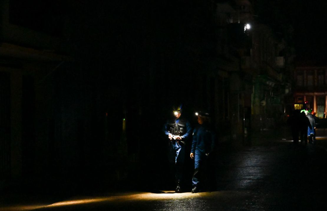 Los rescatistas caminan por una calle oscura debido a un apagón tras el paso del huracán Rafael en La Habana, el 6 de noviembre de 2024. Crédito: YAMIL LAGE/AFP vía Getty Images