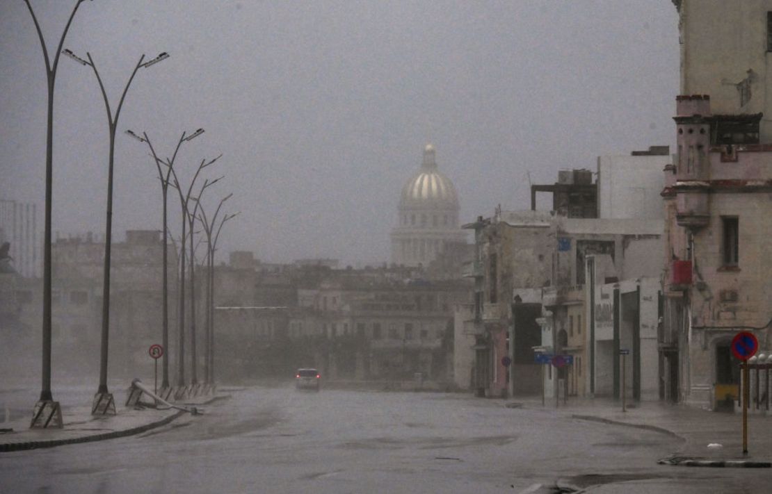 Las calles vacías se ven en la imagen después de que el huracán Rafael tocara tierra en La Habana el 6 de noviembre de 2024. Crédito: YAMIL LAGE/AFP vía Getty Images