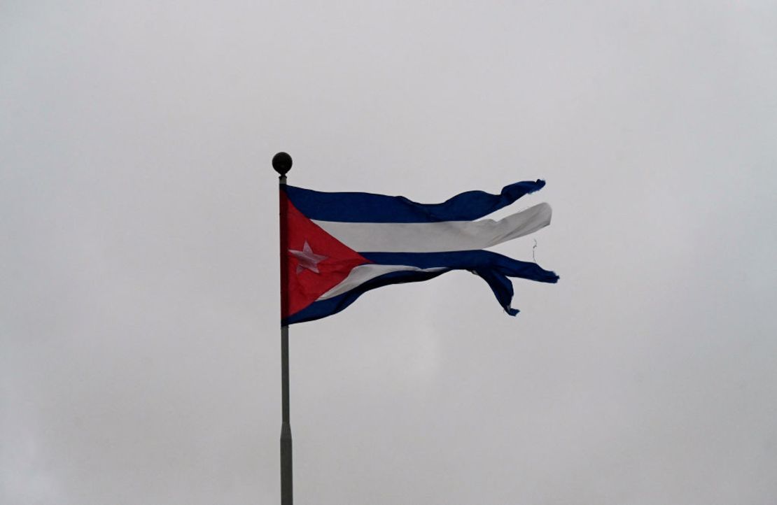 Una bandera cubana afectada por los vientos tras el paso del huracán Rafael en La Habana, el 6 de noviembre de 2024. Crédito: YAMIL LAGE/AFP vía Getty Images