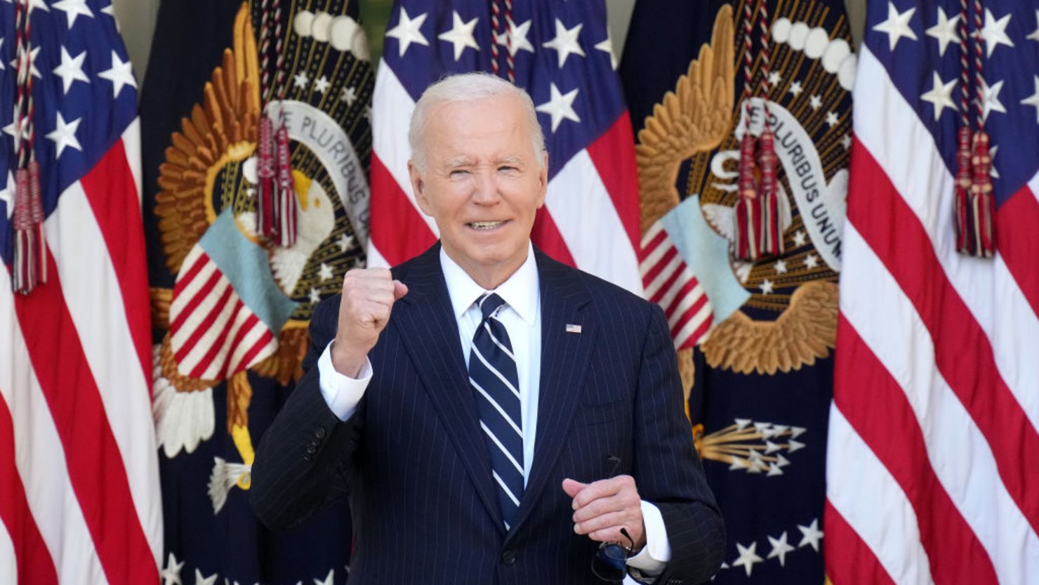 WASHINGTON, DC - 7 DE NOVIEMBRE: El presidente de los Estados Unidos, Joe Biden, sale del jardín de rosas después de hablar sobre las elecciones de 2024 en la Casa Blanca el 7 de noviembre de 2024 en Washington, DC. El expresidente Donald Trump derrotó a la candidata presidencial demócrata, la vicepresidenta Kamala Harris. Biden se comprometió a trabajar con el equipo de Trump para asegurar una transición sin problemas e invitó al expresidente a una reunión en la Oficina Oval.