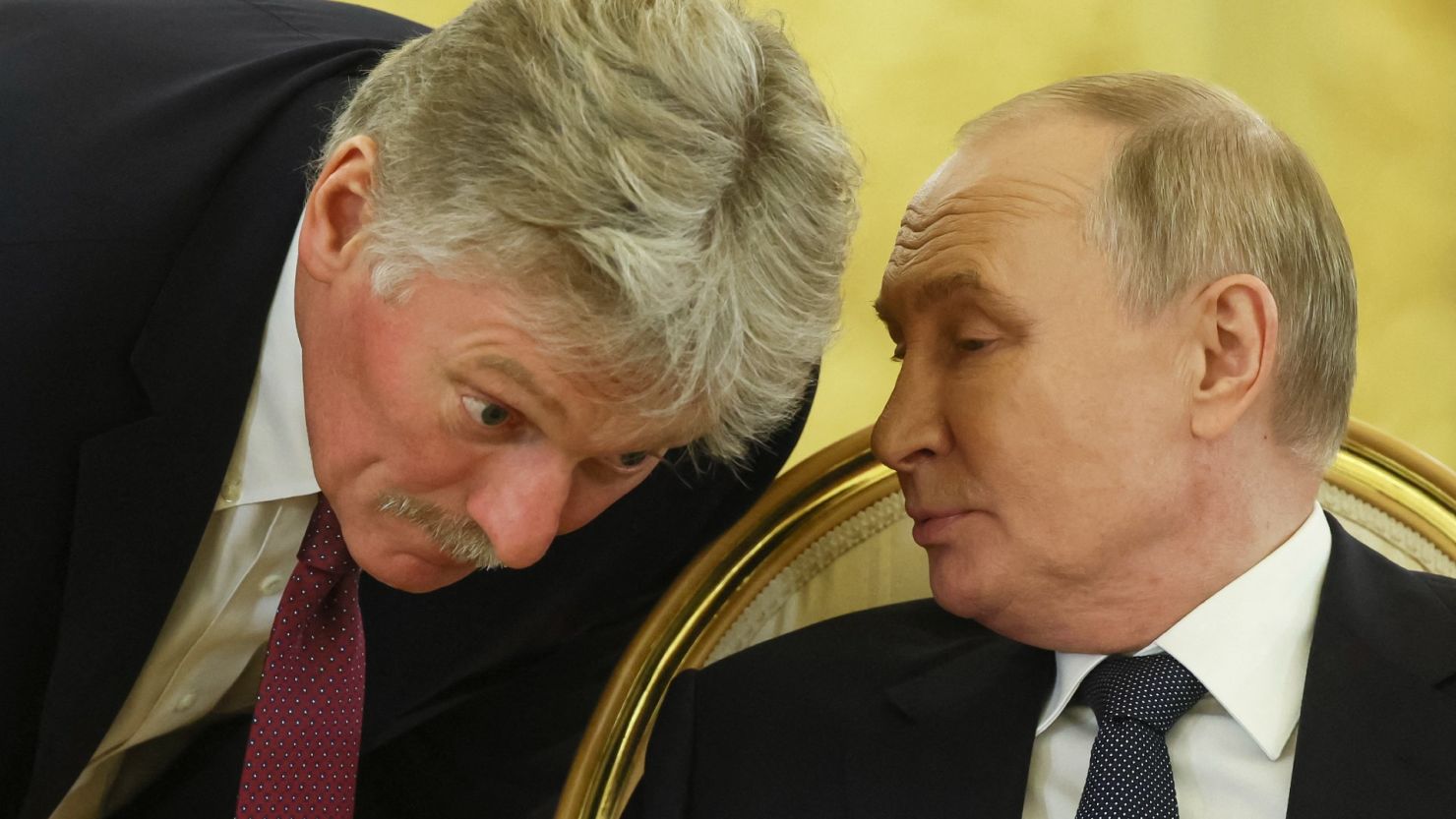 El presidente de Rusia, Vladimir Putin, habla con el portavoz del Kremlin, Dmitry Peskov en el Kremlin en Moscú el 8 de octubre de 2024. Crédito: SERGEI ILNITSKY/POOL/AFP vía Getty Images