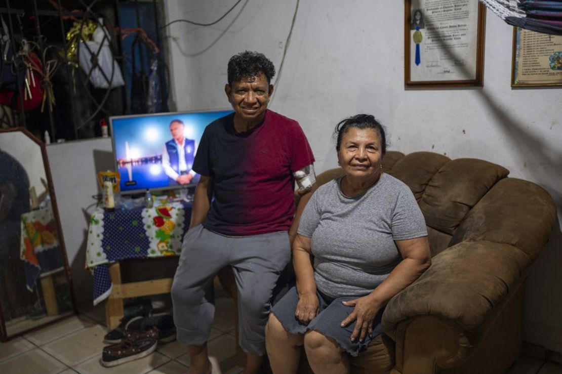 Salvador Molinas, en la foto con su madre, celebra la represión. Dice que su familia se siente más segura. Crédito: Evelio Contreras/CNN