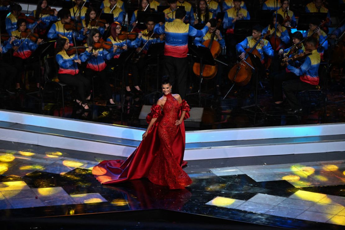 Ileana Márquez, del estado Amazonas, camina con un vestido de gala durante el concurso de belleza Miss Venezuela, en Caracas, el 7 de diciembre de 2023.