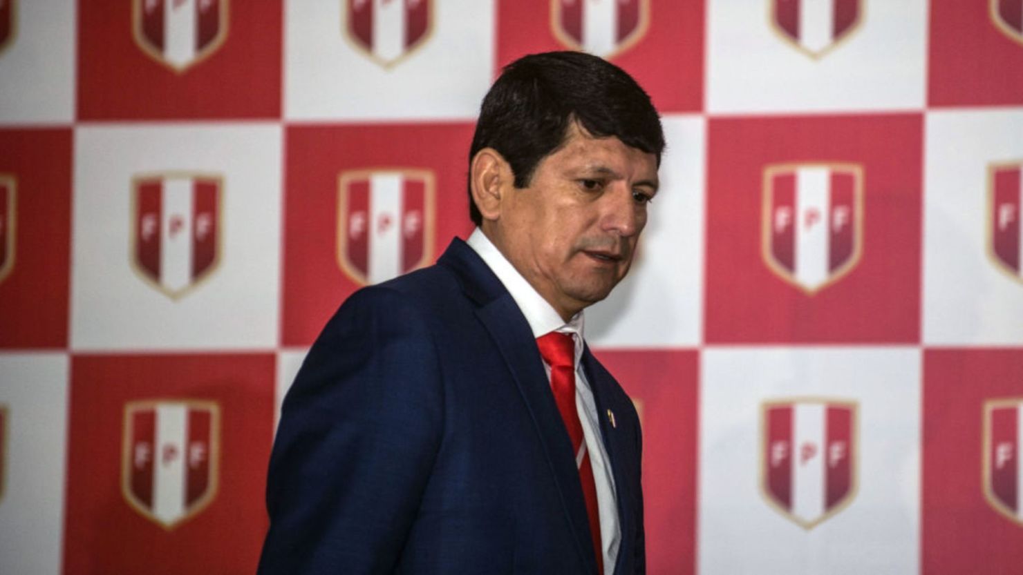 Agustín Lozano, quien asumió la presidencia de la Federación Peruana de Fútbol (FPF) tras el arresto de Edwin Oviedo por un caso de corrupción, ofrece una conferencia de prensa en Lima el 7 de diciembre de 2018. Crédito: ERNESTO BENAVIDES/AFP vía Getty Images