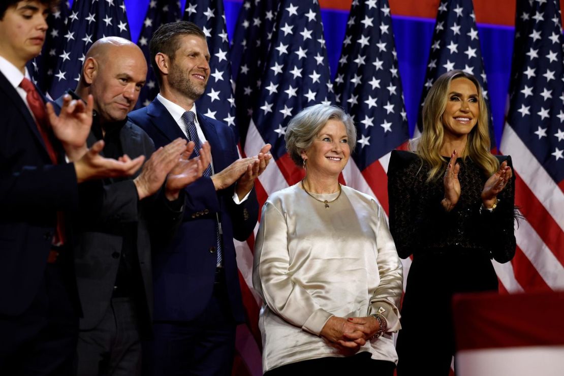 Susie Wiles, segunda desde la derecha, en un evento de la noche de las elecciones en el Centro de Convenciones de West Palm Beach, Florida, el 6 de noviembre de 2024.