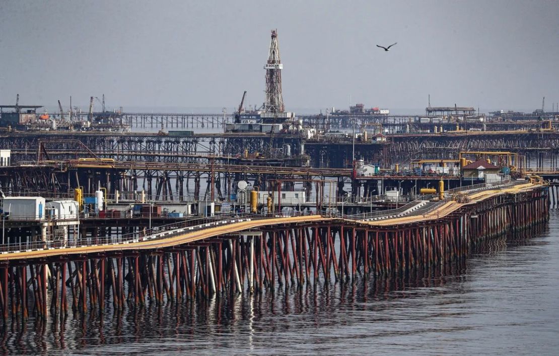 Una torre de perforación petrolífera en Neft Daşları. El mar está ganando terreno a algunas partes de la ciudad, pero aún sigue produciendo petróleo.