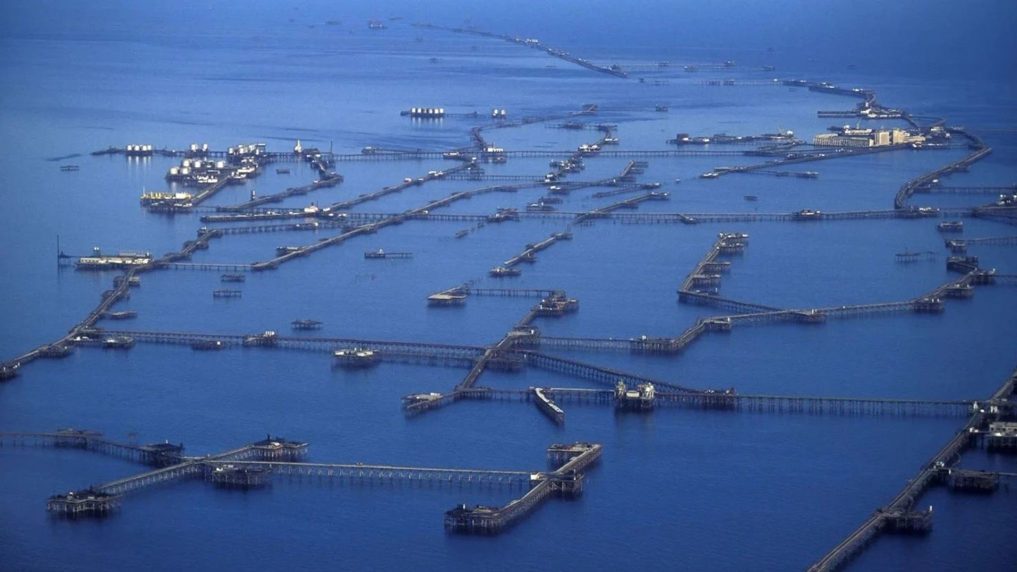Neft Daşları, conocido como Oil Rocks, un asentamiento industrial en el Mar Caspio frente a la costa de Bakú, Azerbaiyán, en 1997. Crédito: Reza/Getty Images.