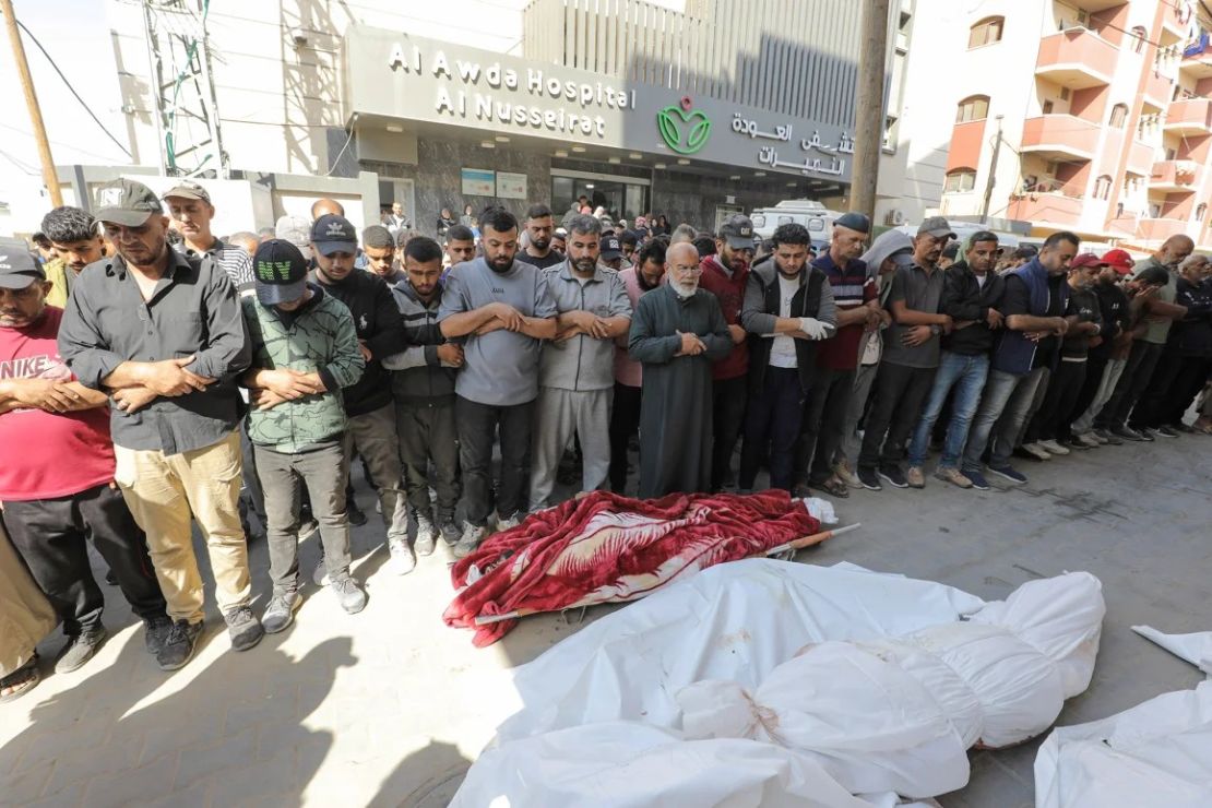 Los dolientes realizan la oración fúnebre islámica Janazah en el Hospital Al-Awda, después de un ataque israelí a la casa de la familia Yazici, en el centro de Gaza, el jueves. Moiz Salhi/Anadolu/Getty Images