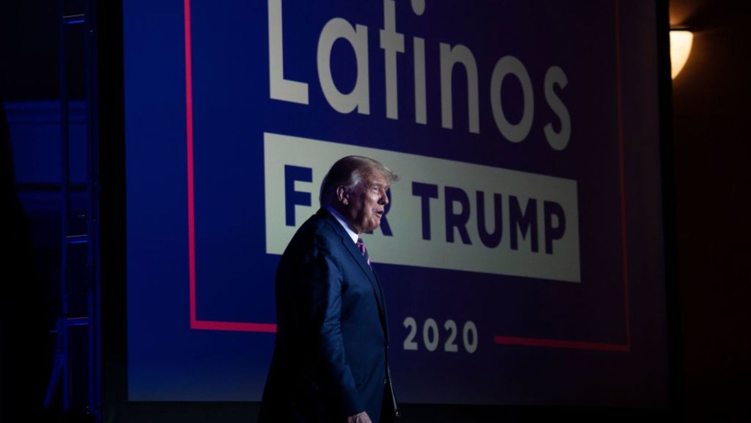 El presidente de Estados Unidos, Donald Trump, llega a una mesa redonda con simpatizantes latinos en el Arizona Grand Resort and Spa en Phoenix, Arizona, el 14 de septiembre de 2020.