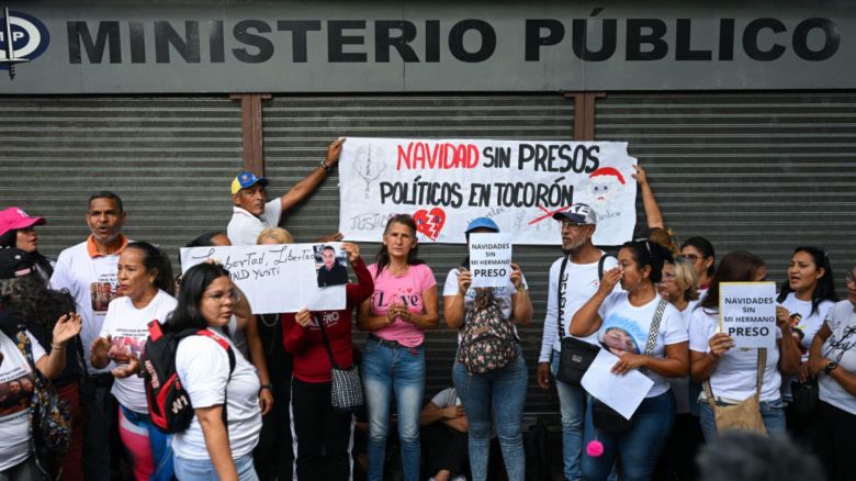 Familiares de personas detenidas durante las protestas tras las disputadas elecciones presidenciales del 28 de julio y de otros presos políticos participan en una manifestación exigiendo su liberación frente al Palacio de Justicia en Caracas el 7 de noviembre de 2024.  Crédito: FEDERICO PARRA/AFP vía Getty Images