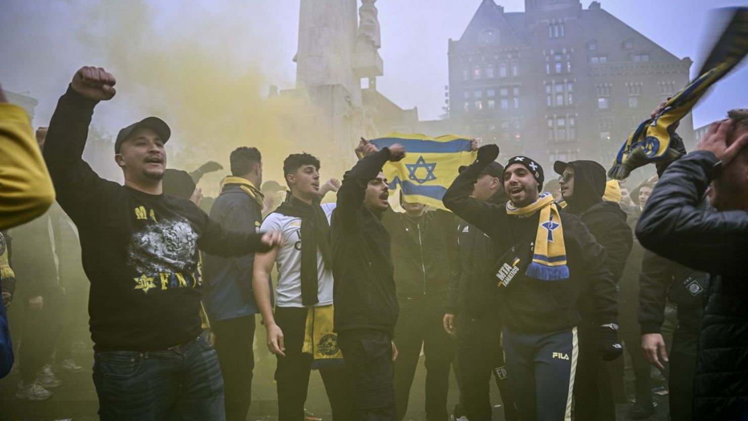 Aficionados del Maccabi Tel Aviv en la plaza Dam de Ámsterdam el 7 de noviembre.
Mouneb Taim/Anadolu/Getty Images
