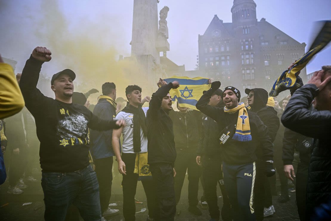 Aficionados del Maccabi Tel Aviv en la plaza Dam de Amsterdam, el 7 de noviembre. Mouneb Taim/Anadolu/Getty Images