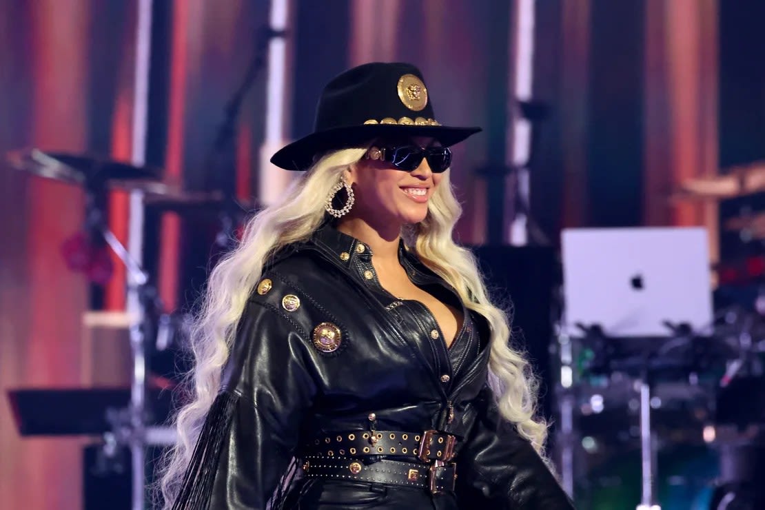 Beyoncé aceita o Prêmio Innovator no palco durante o iHeartRadio Music Awards 2024 no Dolby Theatre em 1º de abril de 2024 em Hollywood, Califórnia.