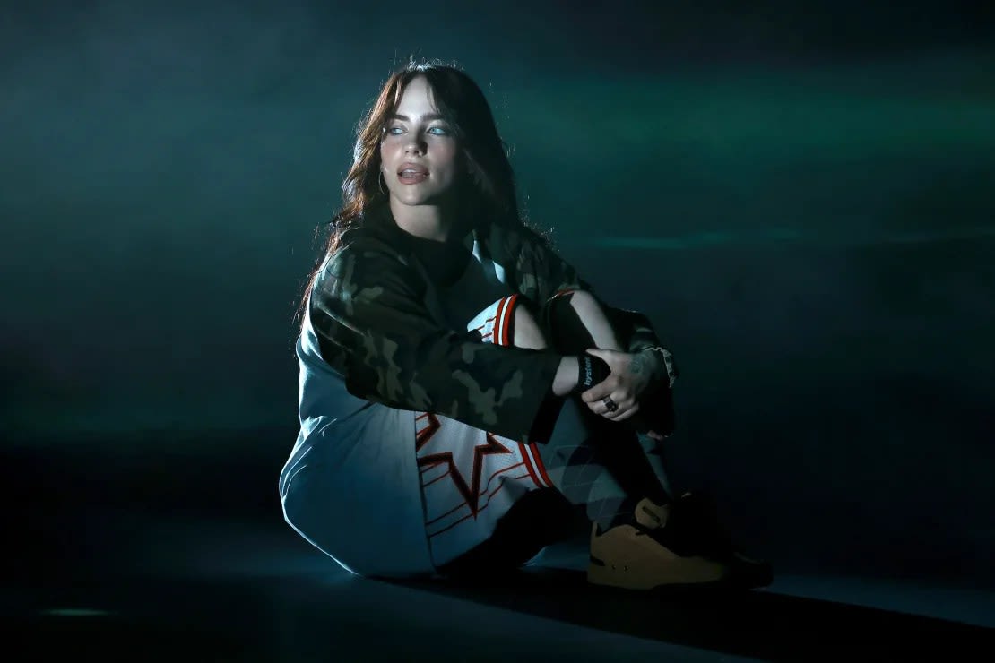 Billie Eilish atua no palco durante a festa de apresentação do álbum