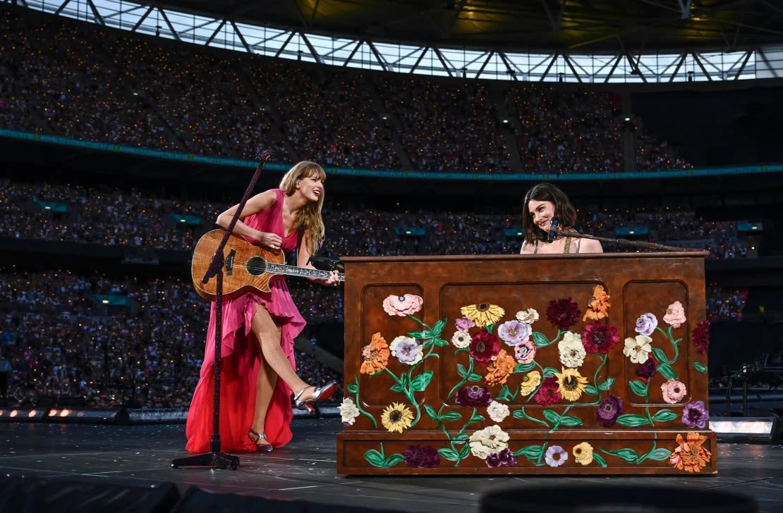 Taylor Swift y Gracie Abrams actúan en el escenario durante "Taylor Swift | The Eras Tour" en el estadio de Wembley el 23 de junio de 2024 en Londres, Inglaterra.