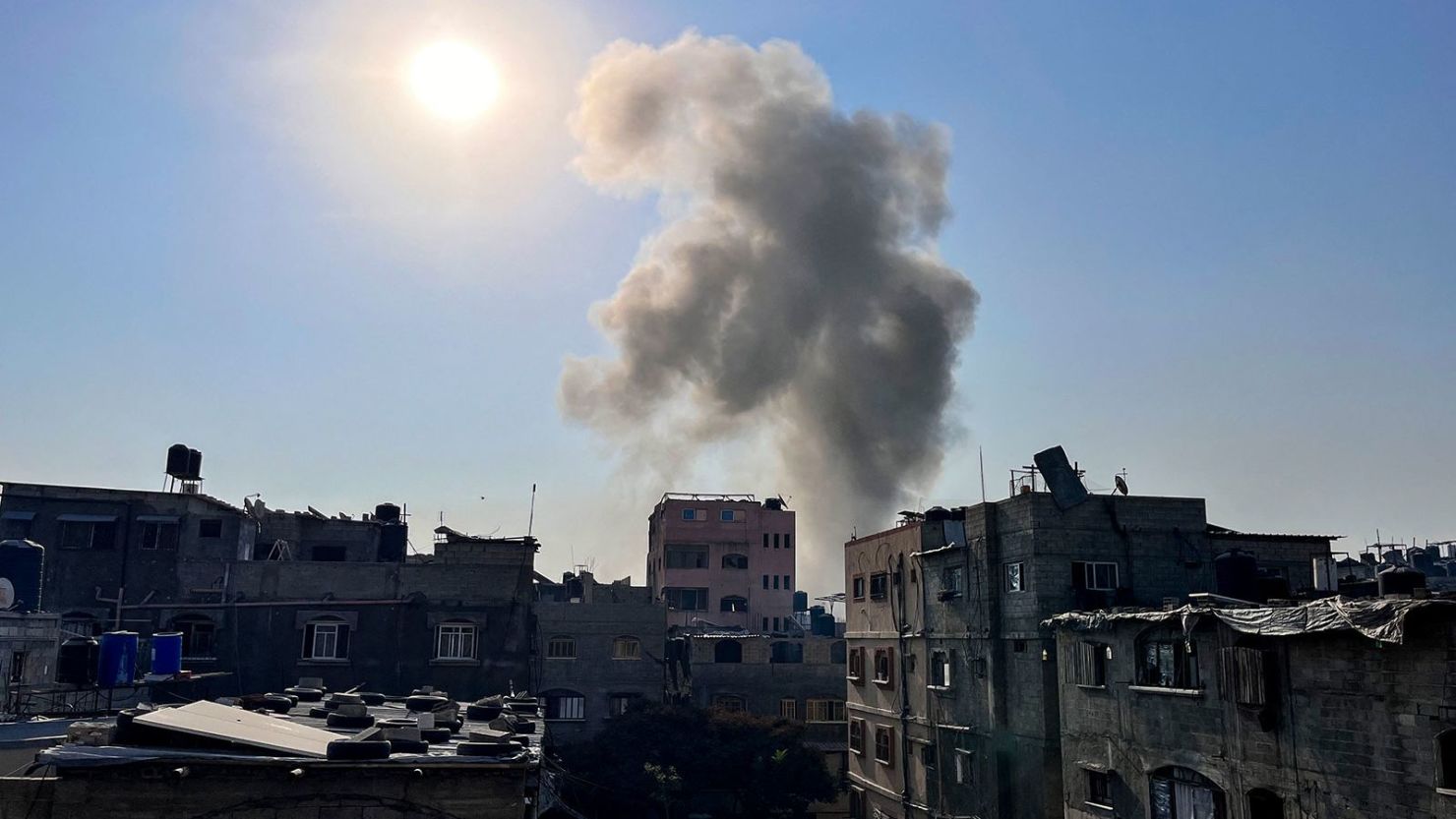 El humo se eleva tras el bombardeo israelí en Beit Lahia, en el norte de Gaza, el 4 de noviembre de 2024, en medio de la guerra en curso entre Israel y el grupo extremista Hamas.