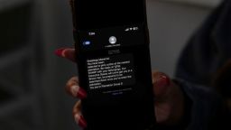 Monet Miller, una publicista de entretenimiento, muestra un mensaje de texto racista y ofensivo que recibió en su teléfono celular en su residencia en Atlanta, Georgia, el 8 de noviembre de 2024. Crédito: Alyssa Pointer/Reuters