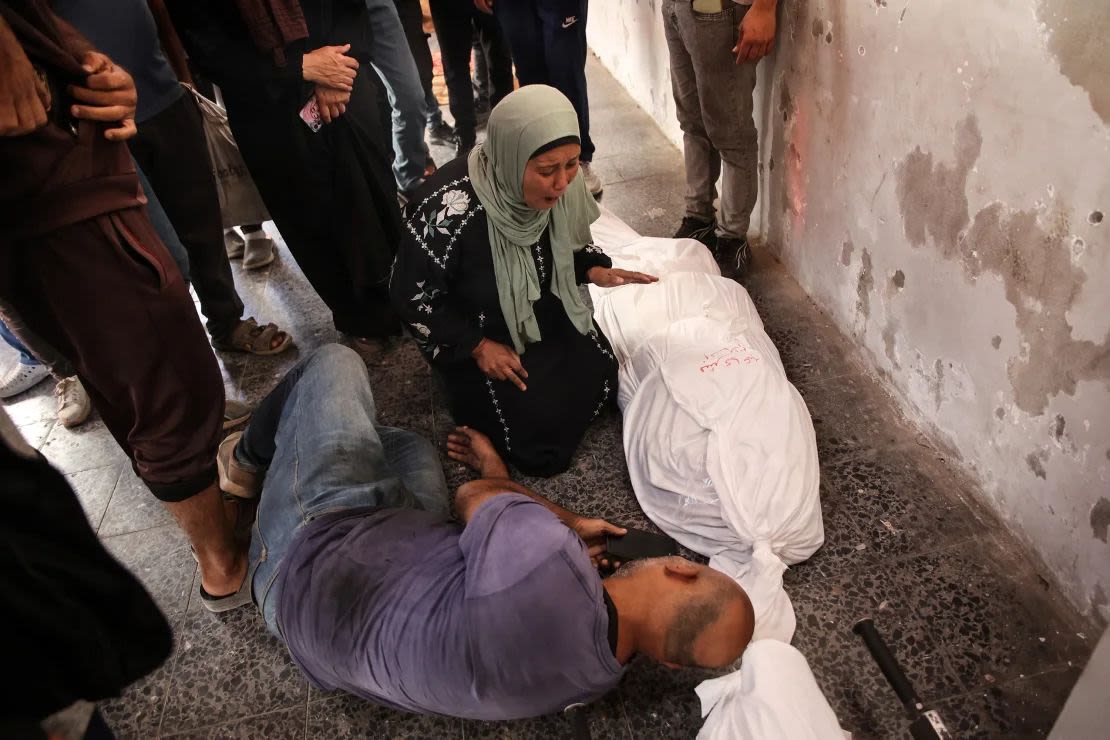 Los familiares lloran ante el cuerpo envuelto de una persona que murió en un ataque israelí que tuvo como objetivo áreas en el norte de Gaza el 31 de octubre. Omar Al-Qattaa/AFP/Getty Images