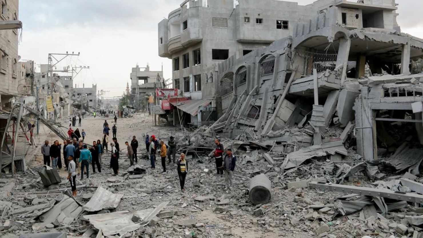 Residentes caminan entre calles llenas de escombros en la zona de Al-Zawaida en Gaza el 1 de noviembre.