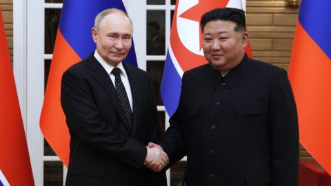 El líder de Corea del Norte, Kim Jong Un, y el presidente de Rusia, Vladimir Putin, se dan la mano después de una ceremonia de bienvenida en la Plaza Kim Il Sung en Pyongyang el 19 de junio de 2024. Crédito: GAVRIIL GRIGOROV/POOL/AFP vía Getty Images