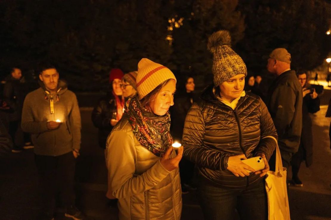 Amigos sostienen velas mientras recuerdan a Mackenzie Michalski, una turista estadounidense de 31 años que murió mientras estaba de vacaciones, durante una vigilia con velas en Budapest, Hungría, el 9 de noviembre de 2024.