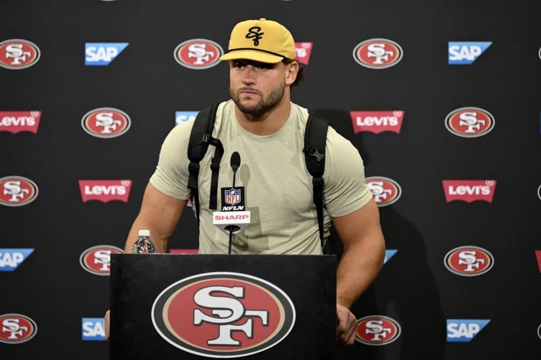 Cuando Bosa salió después del juego para hablar con los medios, ya no llevaba la gorra con el mensaje "Make America Great Again".