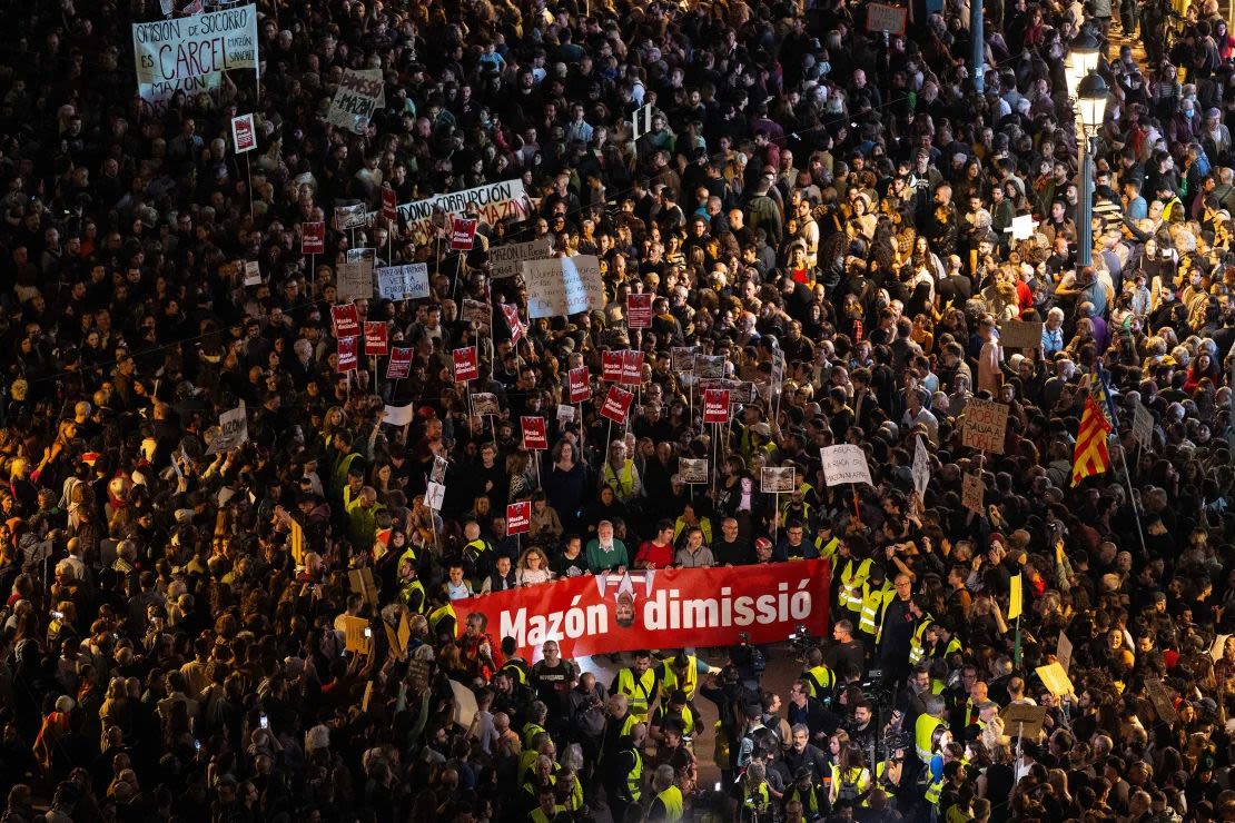 Los manifestantes sostienen una pancarta que dice "Dimisión de Mazón" durante una marcha el 9 de noviembre para protestar contra la respuesta de las autoridades a las inundaciones mortales en Valencia, España.