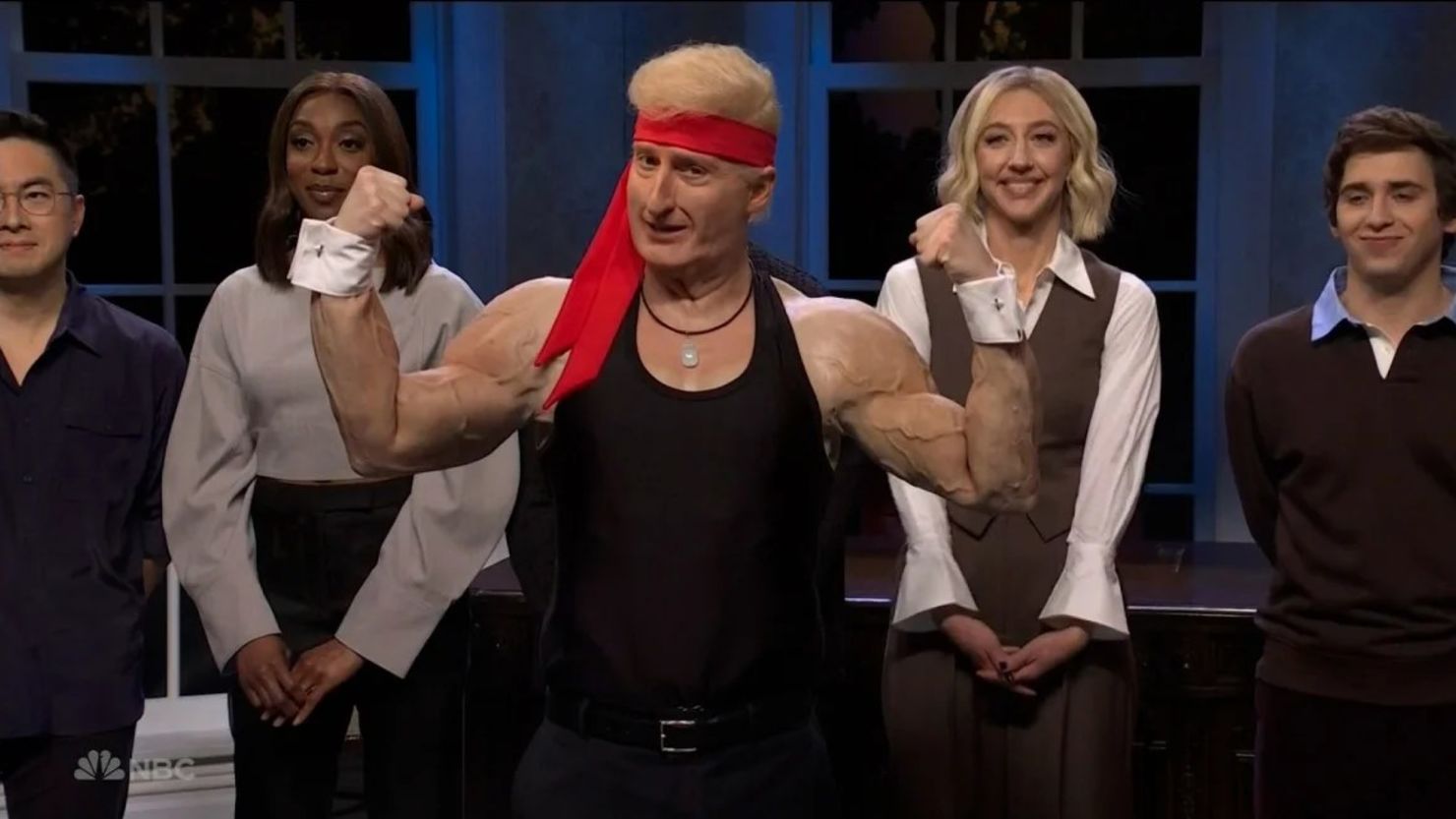 (De izquierda a derecha) Bowen Yang, Ego Nwodim, James Austin Johnson como 'Trump, sexy y musculoso', Heidi Gardner y Marcello Hernández en 'SNL'.
