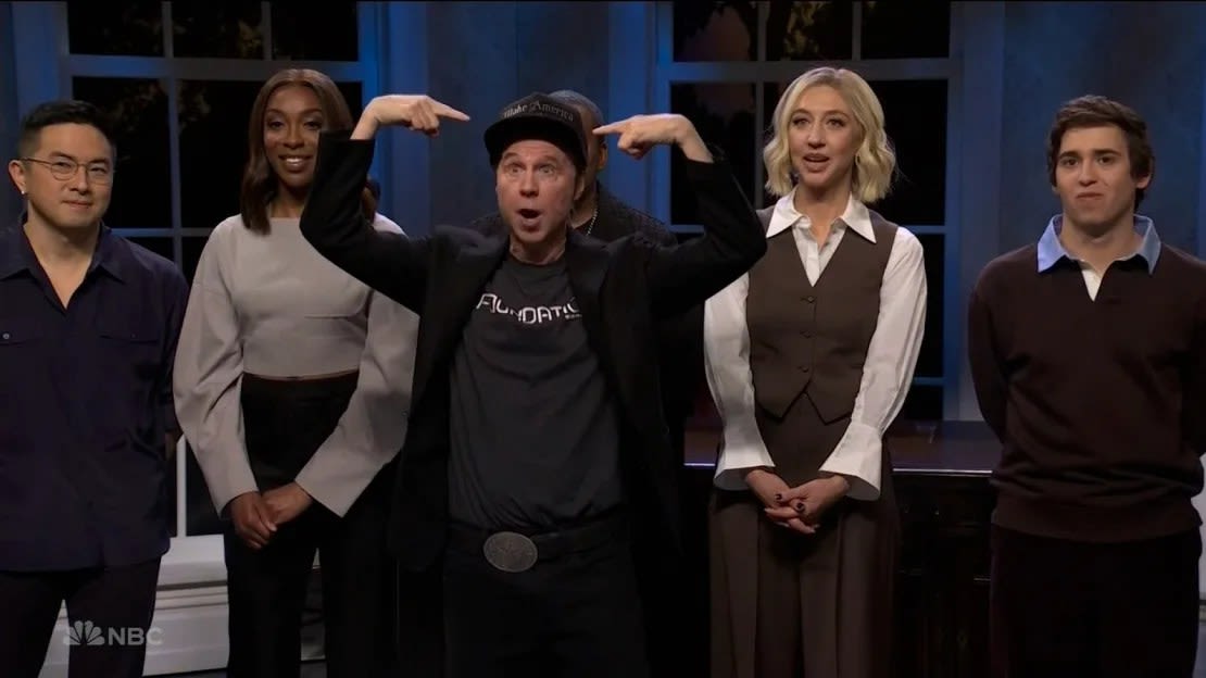 (De izquierda a derecha) Bowen Yang, Ego Nwodom, Dana Carvey como Elon Musk, Heidi Gardner y Marcello Hernández en 'SNL'.